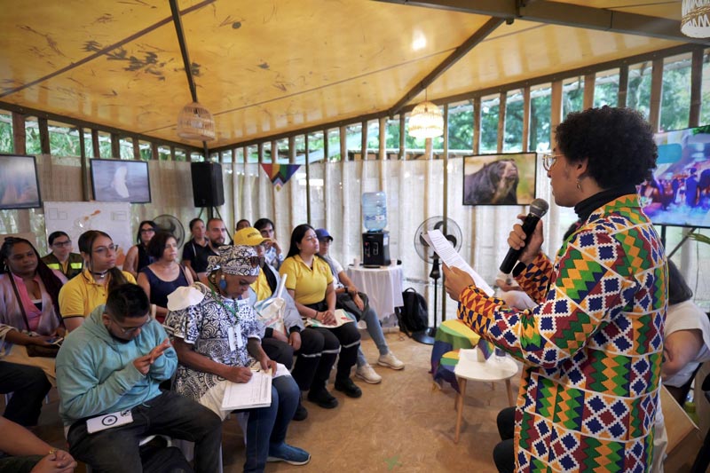 Auditorio lleno de personas, que toman nota y están atentas a la charla