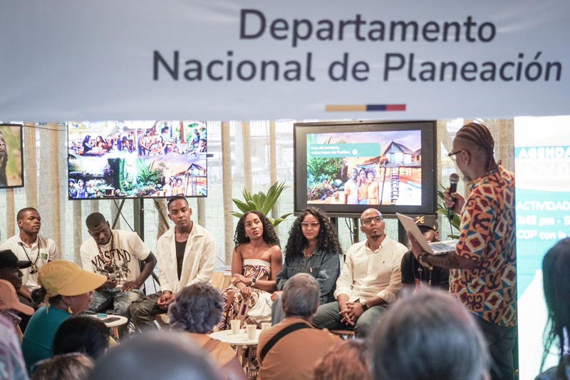 Directora de Desarrollo Rural y Sostenible rodeada de lideres ambientales y participantes de la COP16 del DNP.