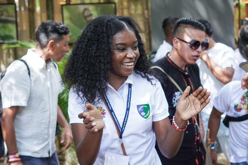 Mujer afrocolombiana sonriente celebrando el incio de la COP16