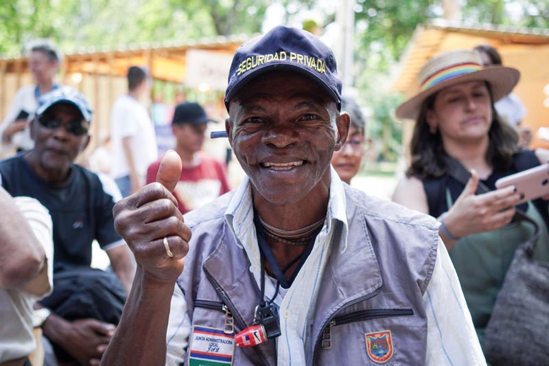 Hombre afrocolombiano de la tercera edad con el pulgar arriba y sonriendo