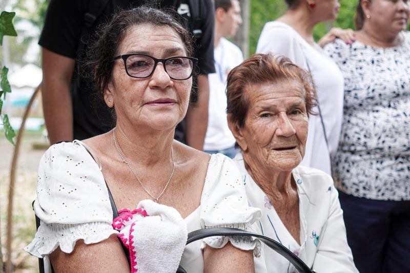 Dos mujeres mayores asistiendo a evento del DNP