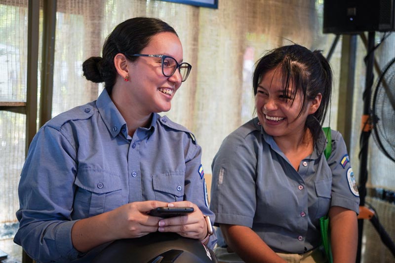 Mujeres funcionarias de Jardín Botánico Cali sonriendo