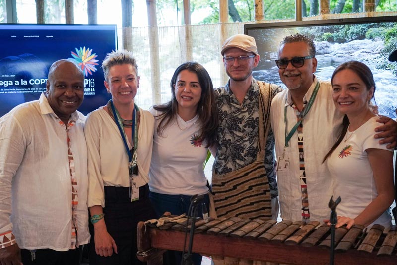 Directora Carolina Rojas y Hugo Candelario junto a grupo Bahia