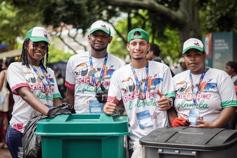 Grupo de cuatro recicladores levantando el dedo pulgar como señal de aprobación 