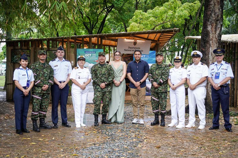 Once personas compuestas por  personal de las fuerzas militares, directivos del DNP y líder ambiental previo al conversatorio: Conservación de la biodiversidad