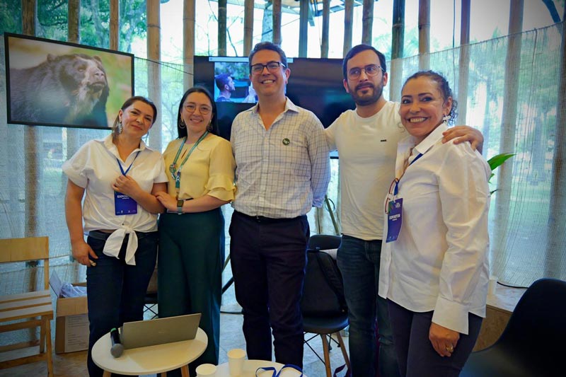 Foto de cierre del evento, cinco panelistas tres mujeres, dos hombres posan para la foto. 