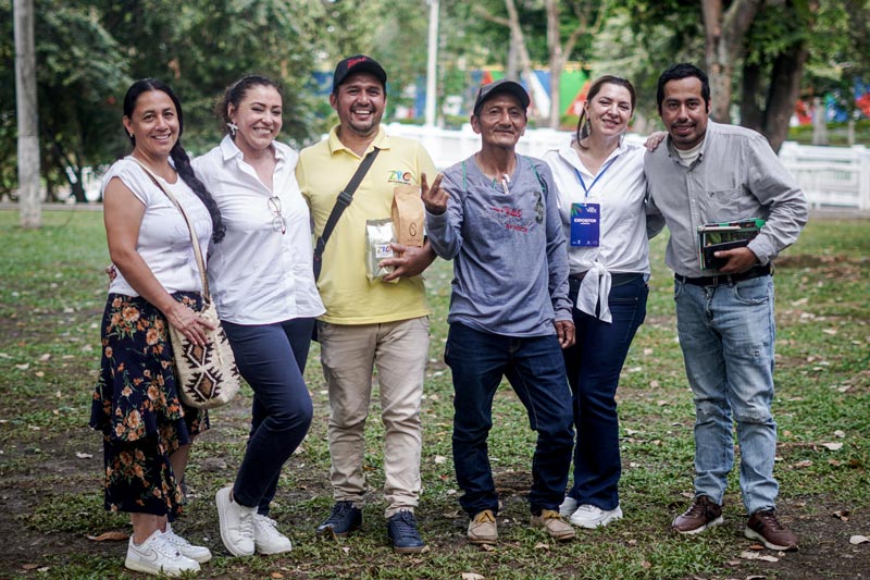 Directora de Desarrollo Rural y Sostenible rodeada de lideres ambientales y participantes de la COP16 del DNP.