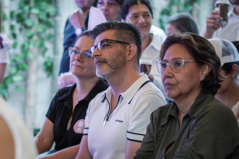 Grupo de personas asistentes a un evento, observando atentamente la presentación en la COP16 en Colombia 