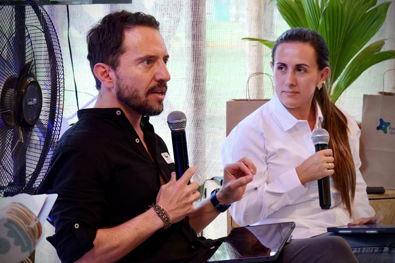 En la foto dos personas, hombre y mujer con micrófono contestando entrevistas.  