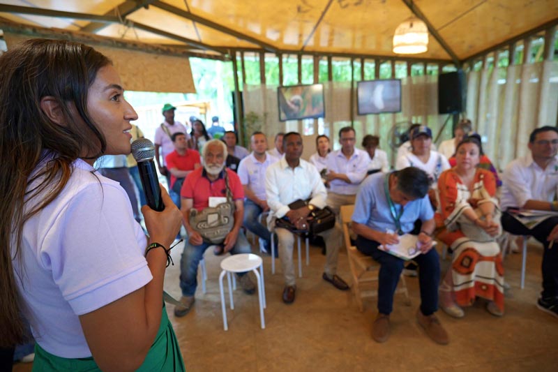 Joven mujer sustenta temas sobre la contribución a la conservación de la Biodiversidad. 