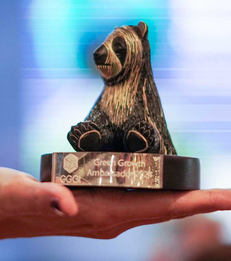 Figura de oso que representa el premio Green Growth.